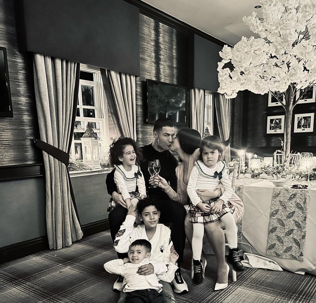 Grávida, Georgina Rodríguez exibe barriguinha enquanto posa com a família (Foto: Reprodução/ Instagram)