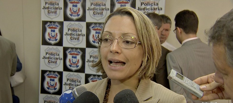 Delegada Alana Cardoso teria sido contestada por Rogers Jarbas sobre a condução de uma operação na Polícia Civil (Foto: Reprodução/TVCA) Delegada Alana Cardoso teria sido contestada por Rogers Jarbas sobre a condução de uma operação na Polícia Civil (Foto: Reprodução/TVCA)