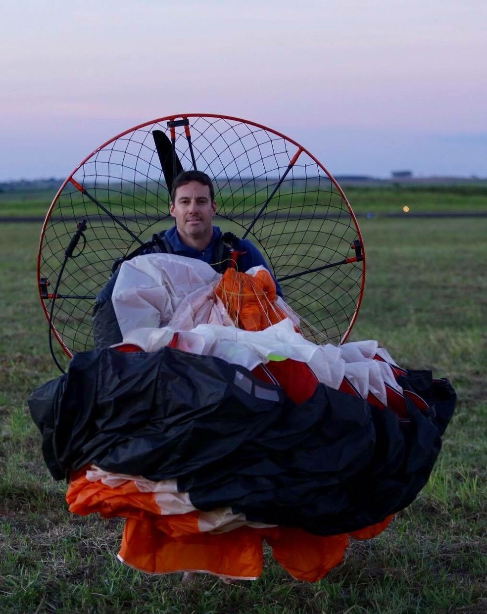 Empresário de 45 anos morreu em queda de paraglider em Lins (Foto: J. Serafim Show / Divulgação )
