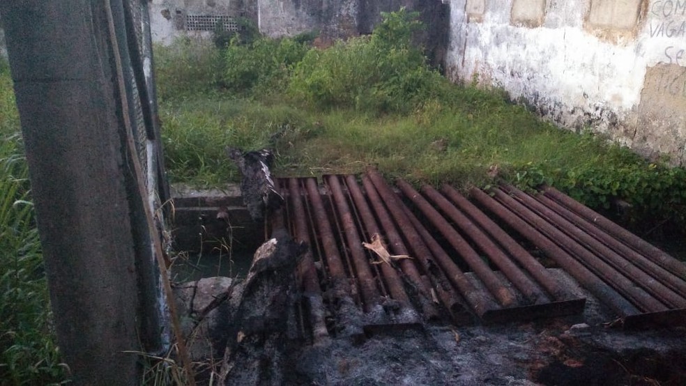 Corpo foi achado boiando embaixo de barras de ferro — Foto: Divulgação/Corpo de Bombeiros