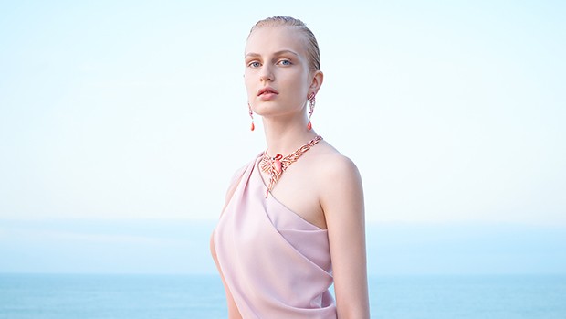 MEDITERRANEAN SEA: Flamant corail “pink flamingo” detachable necklace with pink and red coral, pink gold and sapphires, peridots and onyx with matching earrings (Foto: VAN CLEEF & ARPELS)