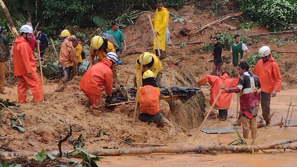 Defesa Civil remove corpos das vítimas de deslizamento em Paraty  — Foto: Divulgação/Prefeitura de Paraty 