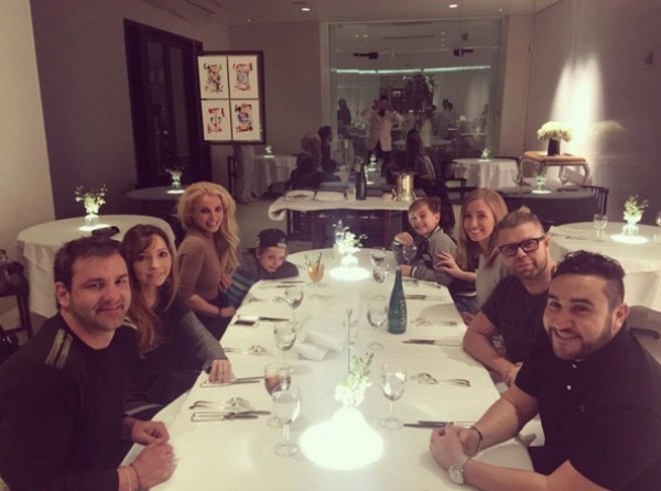 Britney Spears jantando com amigos durante o réveillon (Foto: Instagram)