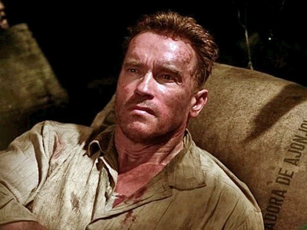 Arnold Schwarzenegger é um bombeiro em busca de vingança (Foto: Divulgação / Reprodução)