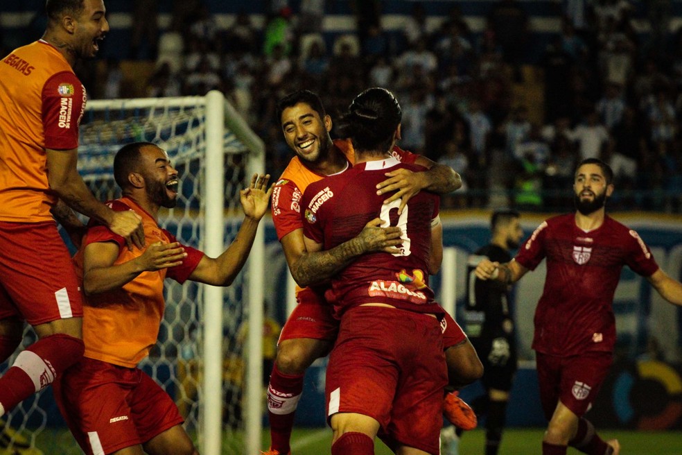 Léo Gamalho marcou no tempo normal e na disputa por pênaltis — Foto: Marx Vasconcelos /Futura Press