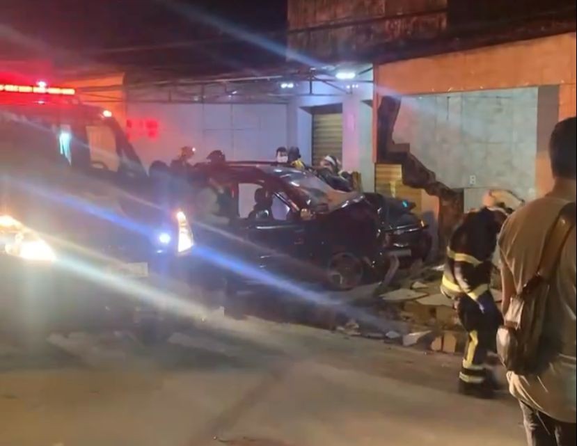 Motorista destrói muro de casa e mata passageiro em acidente em Rio Largo, AL