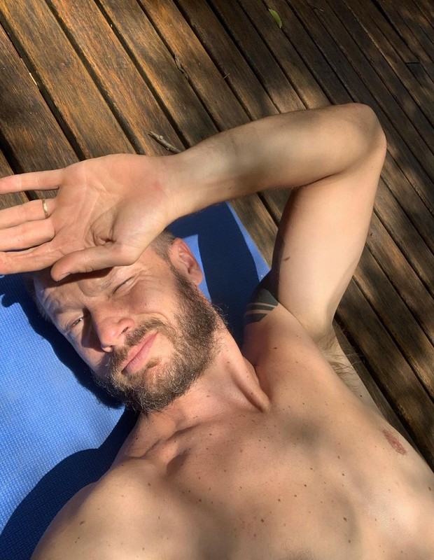 Rodrigo Hilbert posta foto tomando sol (Foto: Reprodução/Instagram)