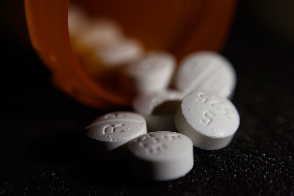 Foto de agosto de 2017 mostra um arranjo de pílulas do opióide oxicodona-acetaminofeno, em Nova York  — Foto: Patrick Sison/ AP
