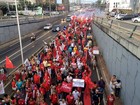 Manifestantes fazem ato a favor da presidente Dilma em Natal
