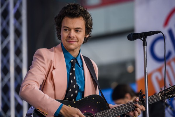 O músico Harry Styles em apresentação em fevereiro de 2020 (Foto: Getty Images)