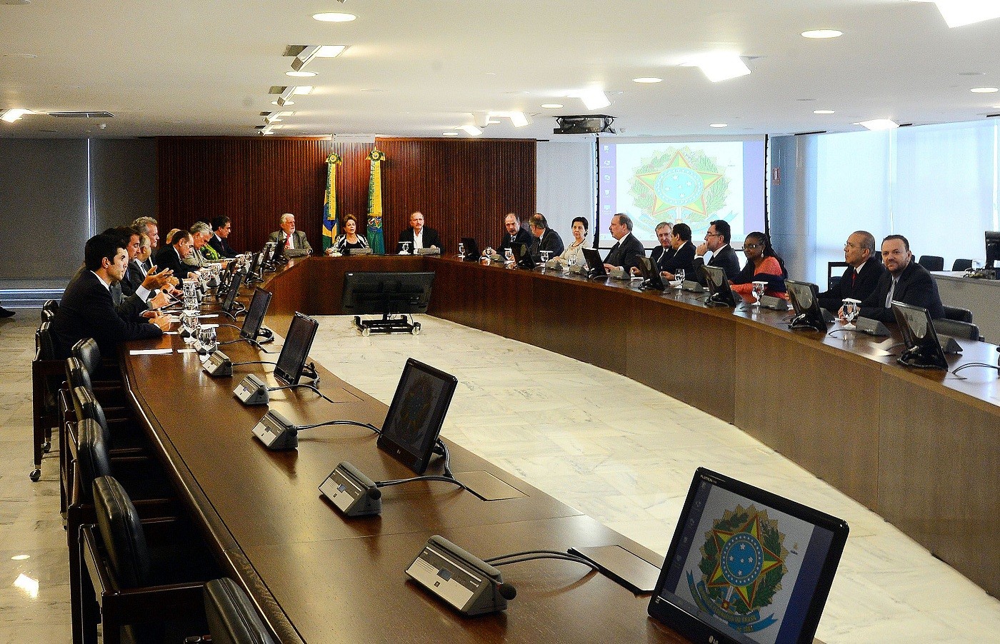 Dilma Rousseff e ministros em reunião (Foto:  Wilson Dias/Agência Brasil)