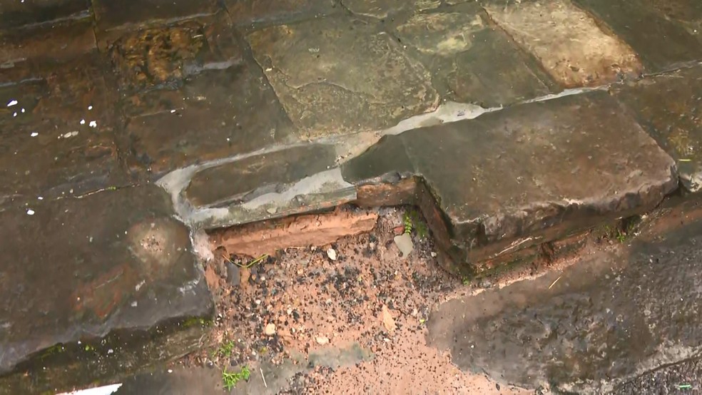 Moradores impedem substituição de pedras antigas em escadaria de igreja no Santo Antônio, em Salvador — Foto: Reprodução/TV Bahia