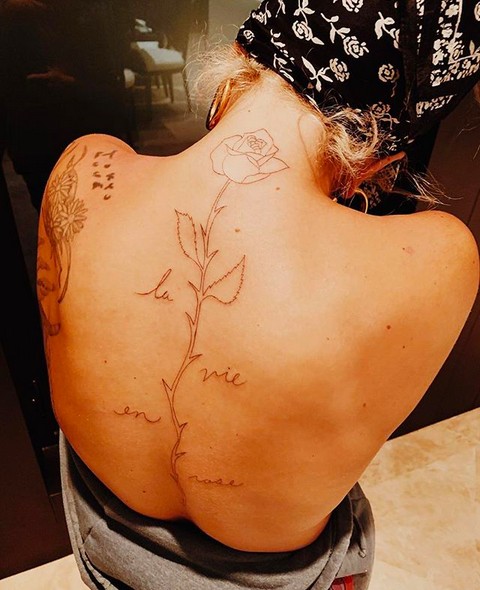 A rosa em homenagem à cantora Édith Piaf feita por Lady Gaga nas costas (Foto: Instagram)