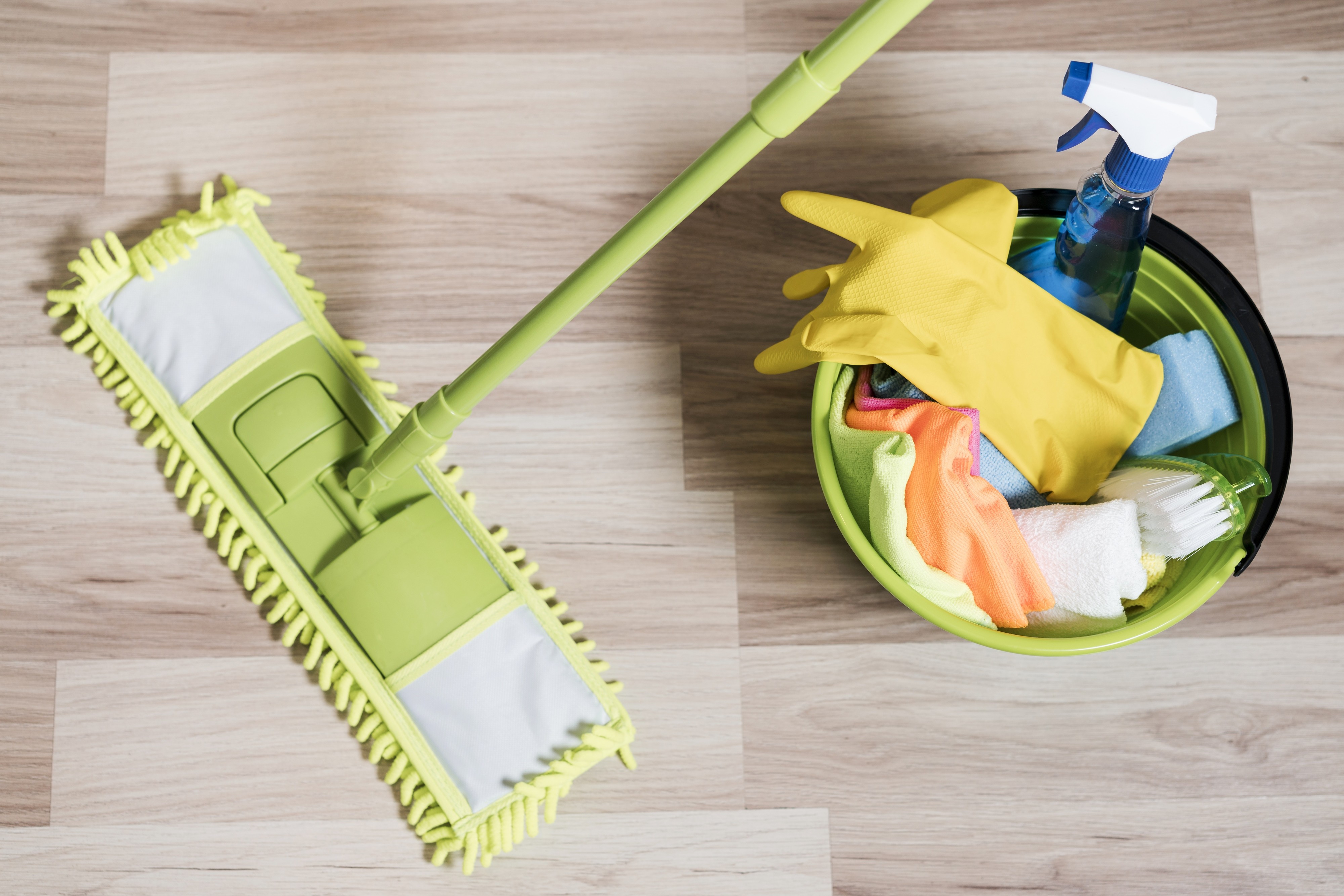 A limpeza de pisos de porcelanato exige apenas água, detergente neutro, balde e vassoura de cerdas macias (Foto: Freepik)