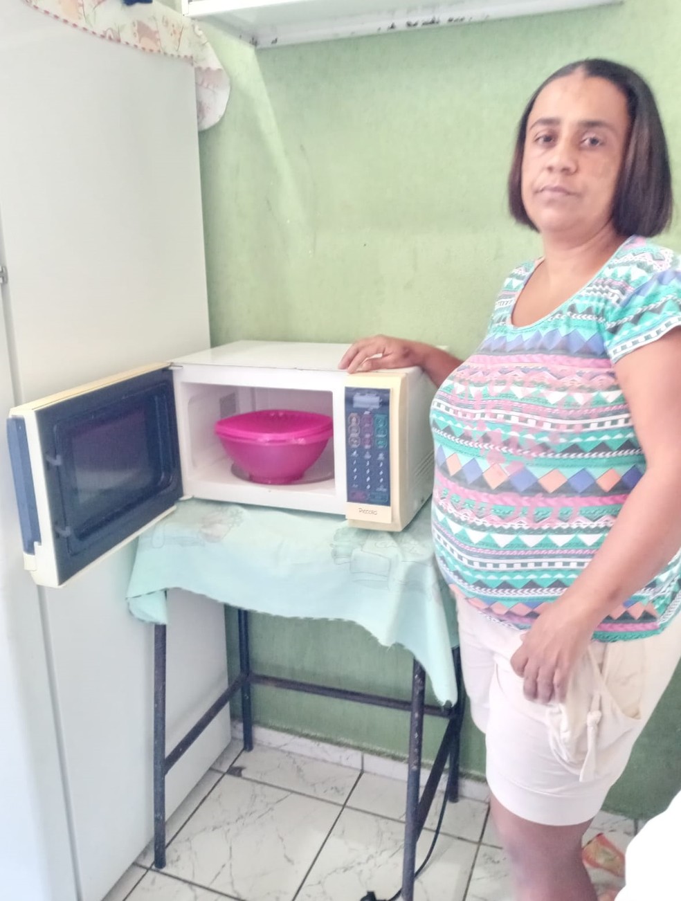 Sem gás, Sheila usou microondas para fazer comida — Foto: Arquivo Pessoal / Divulgação