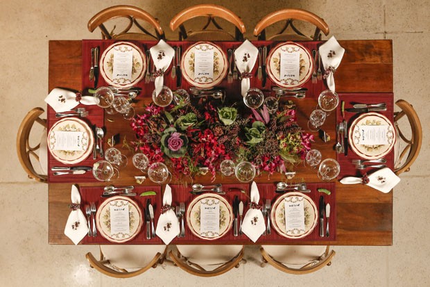 Mesa de jantar decorada com vermelho, por Vamos Receber (Foto: Julio Acevedo)