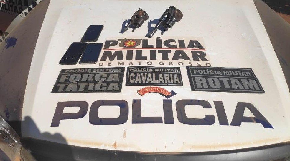 Armas que estavam com os suspeitos foram apreendidas pela polícia em MT — Foto: Polícia Militar