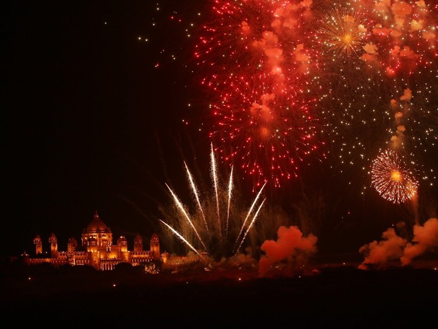 ** RIGHTS: ONLY UNITED STATES, BRAZIL, CANADA ** Jodhpur, INDIA  - A massive fireworks display is seen outside of the Umaid Bhawan Palace for Nick Jonas and Priyanka Chopra's Wedding in Jodhpur.Pictured: Nick Jonas, Priyanka ChopraBACKGRID USA 1 D (Foto: Zed Jameson / BACKGRID)