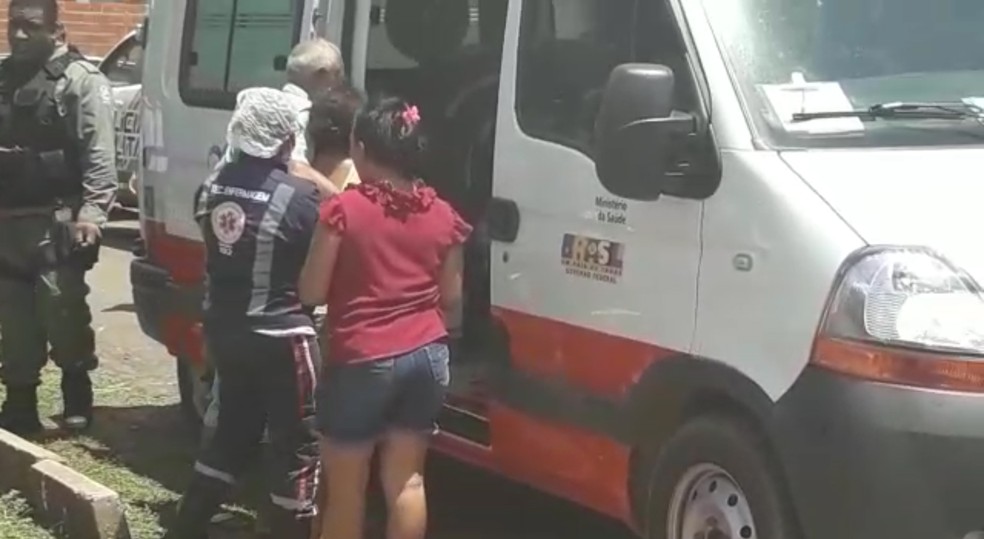 Mulher foi atendida pelo Samu e encaminhada para a Central de Flagrantes — Foto: Divulgação/PM-PI