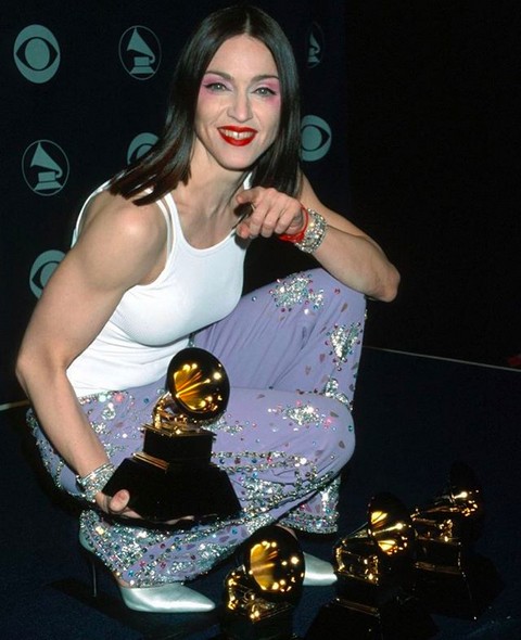 A cantora Madonna com os troféus do prêmio Grammy vencidos por ela na cerimônia de 1999 (Foto: Instagram)