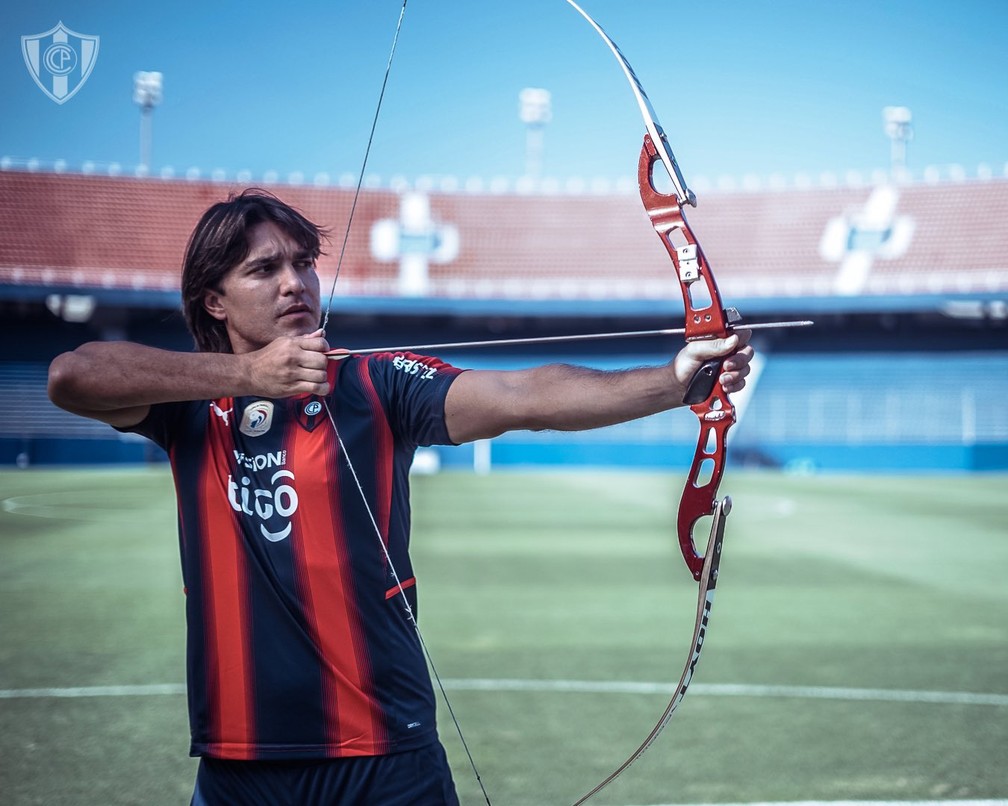 Marcelo Moreno posa com um arco e flecha em sua apresentação no Cerro Porteño: atacante volta à Libertadores nesta terça — Foto: Divulgação/Cerro Porteño