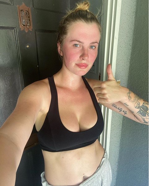 A modelo Ireland Baldwin suada após uma sessão caseira de exercícios físicos (Foto: Instagram)