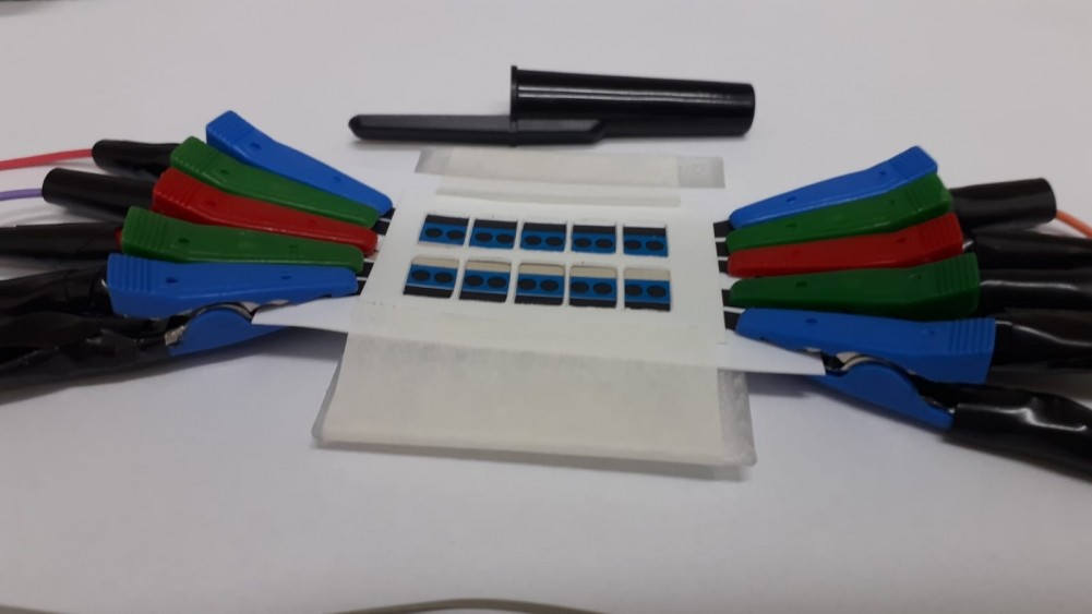 Dispositivo portátil desenvolvido na UFSCar tem a mesma precisão do exame de RT-PCR, considerado padrão-ouro para diagnóstico da Covid-19, e permite analisar até 20 amostras simultaneamente (Foto: UFSCar/divulgação)