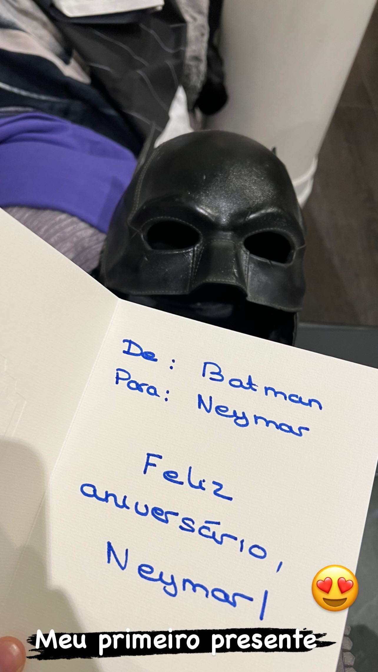 Neymar recebe presentes de aniversário de Robert Pattinson, o atual Batman (Foto: Reprodução/Instagram)