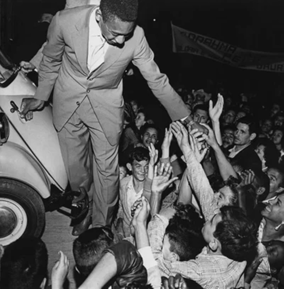 Pelé recebe um Romi-Isetta em Bauro após ser campeão do mundo em 1958 (Getty Images)