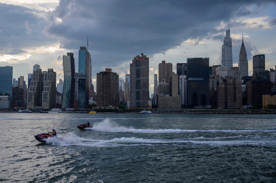Passeio de jet ski no East River, em Nova York: programa popular durante a pandemia