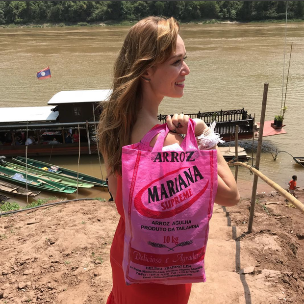 Mariana Ximenes faz graça com sacola que leva seu nome, durante viagem pela Ásia (Foto: reprodução Instagram)