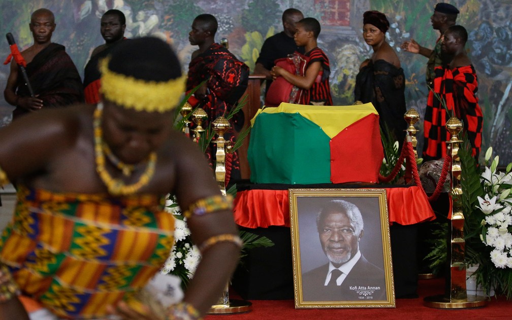 Uma mulher com roupas tradicionais ganenses dan&ccedil;a durante o vel&oacute;rio do ex-secret&aacute;rio Geral da ONU, Kofi Annan, em Acra, Gana, na quarta-feira (12) &mdash; Foto: AP Photo/Sunday Alamba