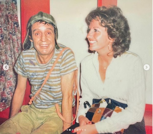 Gache Rivera com Roberto Gómez Bolaños (Chaves) nos bastidores de um espetáculo do elenco de Chaves na Venezuela no fim dos anos 70 (Foto: Instagram)