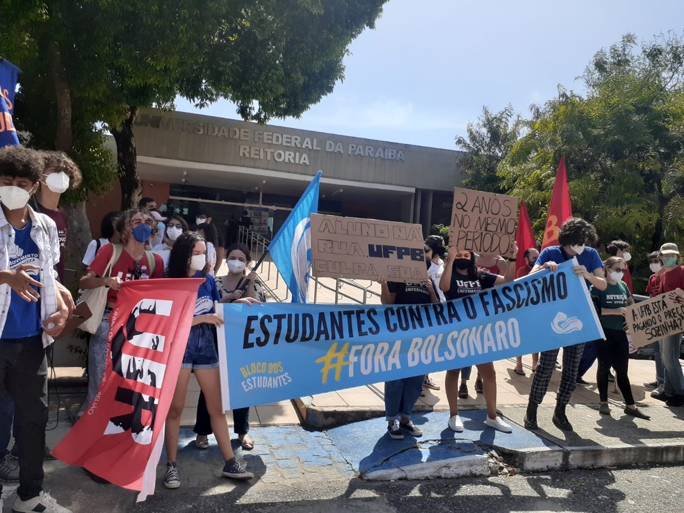 Estudantes se manifestam na frente da reitoria da UFPB — Foto: Beatriz Firmino/Arquivo Pessoal