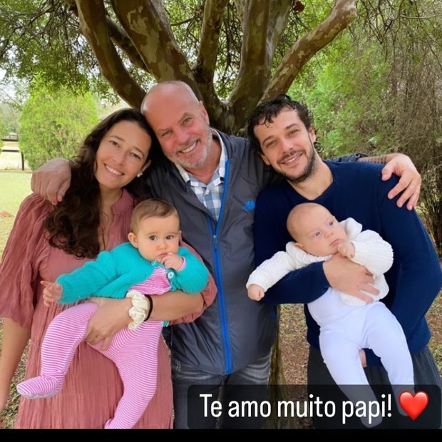 Jayme Monjardim com os filhos Maria e Jayme e os netos Flora e Antonio (Foto: Reprodução/Instagram)