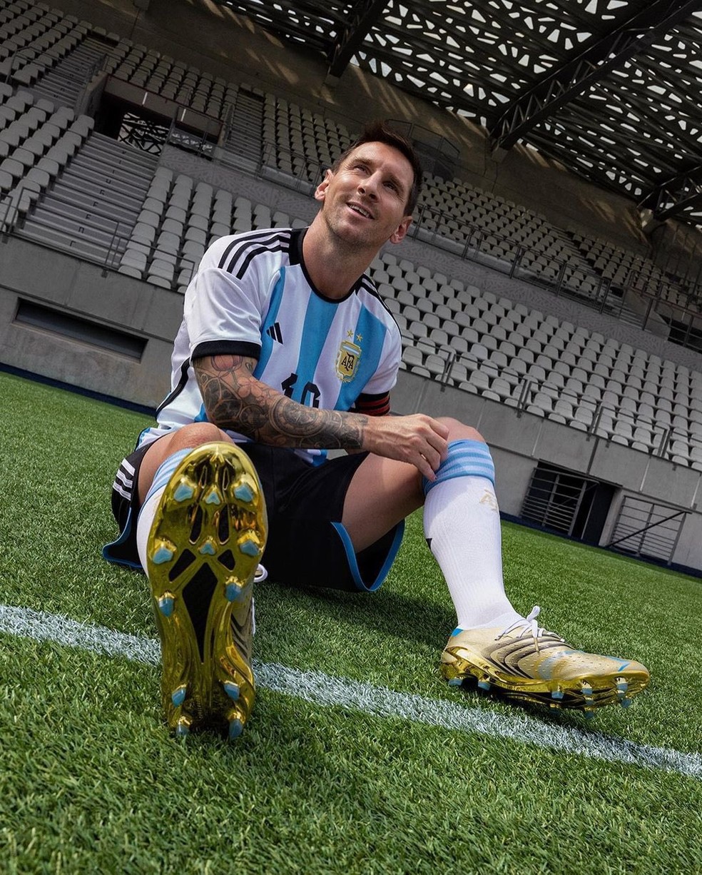Messi mostra travas da chuteira, com detalhes em azul — Foto: Divulgação