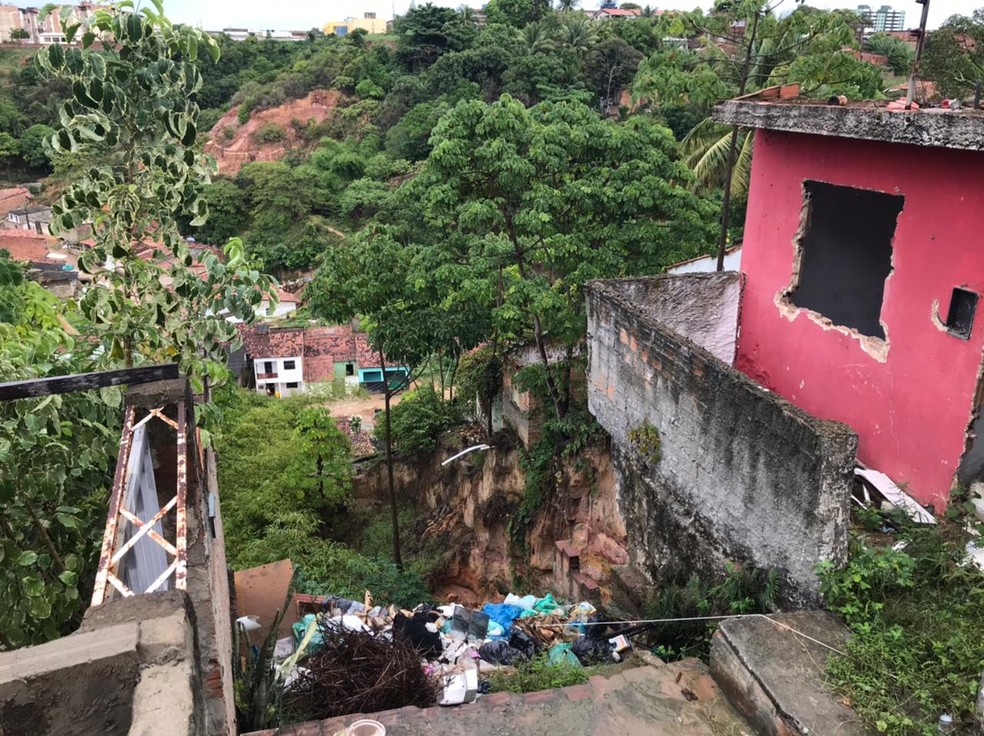 Cratera volta a ceder no bairro São Jorge, em Maceió — Foto: Josivan Silva/Arquivo Pessoal
