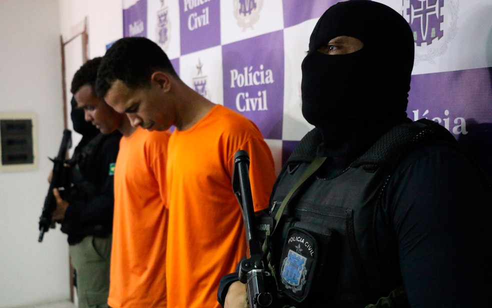 Suspeitos foram presos em flagrante após matarem comissário de menores em Salvador (Foto: Alberto Maraux)