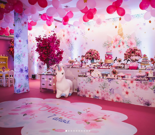 A decoração da festa de Olívia: unicórnio e tons de rosa (Foto: Reprodução Instagram)