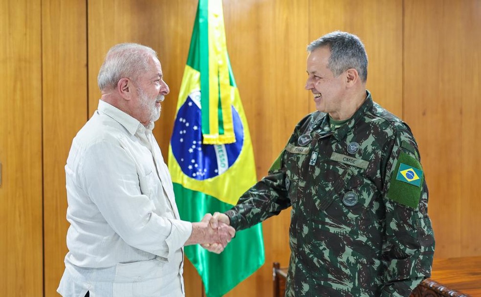 Presidente Lula e o novo comandante do Exército, general Tomás Miguel Ribeiro Paiva — Foto: Ricardo Stuckert/Presidência