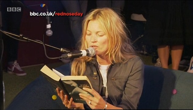 Kate Moss faz a leitura dramática de trecho de 