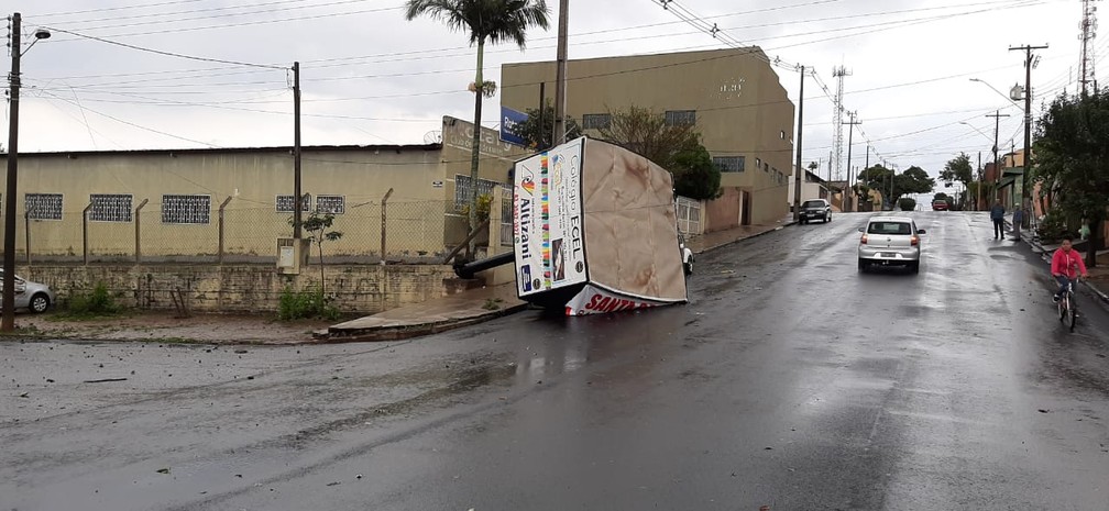 Estrutura de metal não resistiu ao vento e caiu em Bandeirantes — Foto: Adenilson Fernandes/Rádio Yara