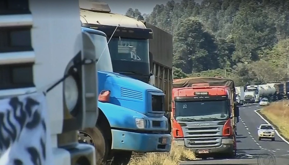 Redução do preço do diesel foi uma das reivindicações da greve dos caminhoneiros, em 2018, durante o governo de Michel Temer — Foto: TV TEM / Reprodução 