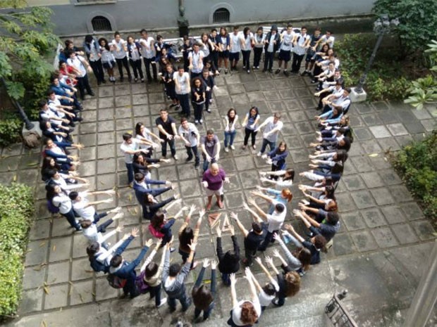  Alunos do colégio Pedro II, do Rio de Janeiro tomaram parte em ação de solidariedade à professora Berta  (Foto: BBC)