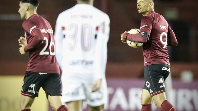 Sand fez dois gols contra o São Paulo