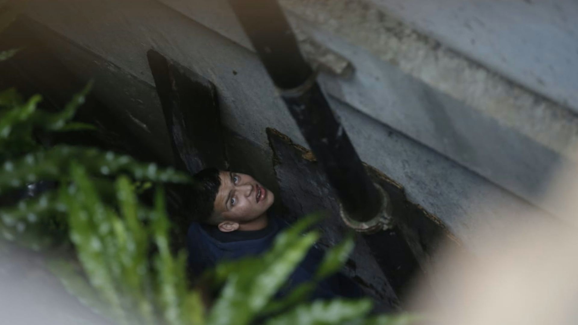 Homem cai de prédio em obras em Porto Alegre; veja VÍDEO do resgate