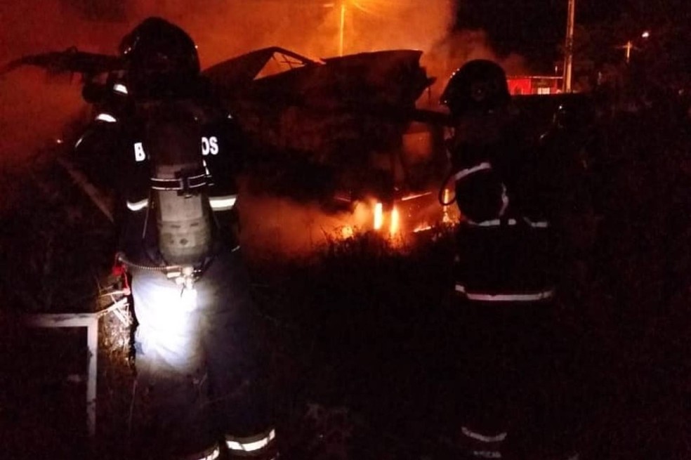 Homem incendeia viaturas da Guarda Civil Municipal no sudoeste da Bahia; não houve feridos — Foto: Foto: Corpo de Bombeiros