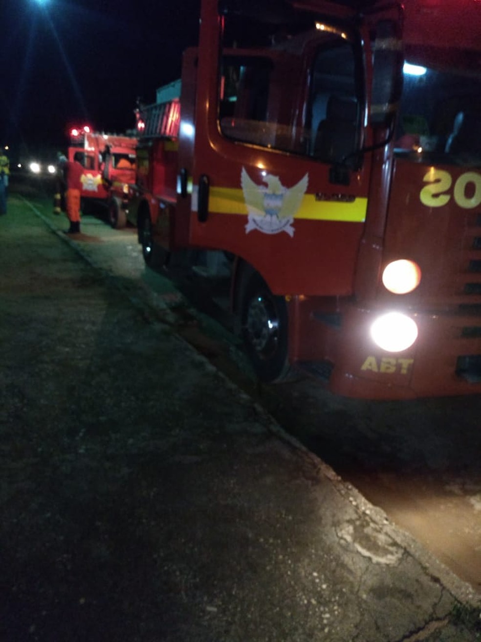 Duas viaturas dos Bombeiros foram acionadas para controlar as chamas — Foto: Ascom/Bombeiros