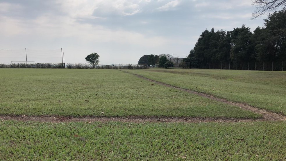 Criminosos ainda levaram o carro da família e o deixaram abandonado em uma rodovia — Foto: Diogo Nolasco/TV TEM