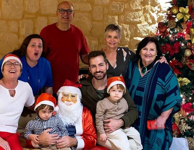 Thales Bretas com filhos e família de Paulo Gustavo (Foto: Instagram)